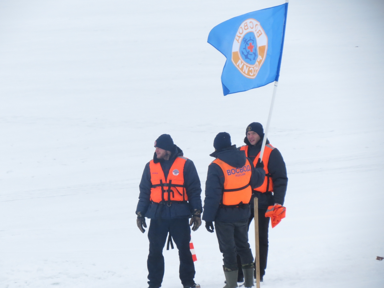 Сегодня, 25 февраля , на центральном пляже,  прошли плановые занятия по отработке действий и тренировки практических навыков спасателей на воде . В предверии таяния льда и опасной ледовой обстановки, 